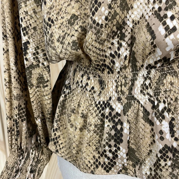 H&M Women’s Popover Snakeskin Print Blouse Top Size 4 Brown Tan EUC - Picture 6 of 12